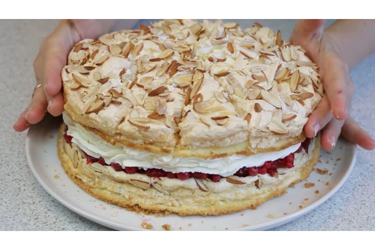 “Debesu kūka” ar bezē un mandelēm: klasiska vācu deserta pagatavošana