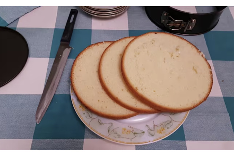 Vienmērīga biskvīta sagriešana kārtās: metode ar auklu un mērinstrumentiem