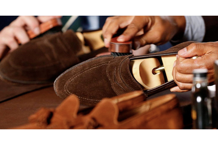 Zamšādas apavu kopšana mājas apstākļos: vienkārša metode materiāla atjaunošanai