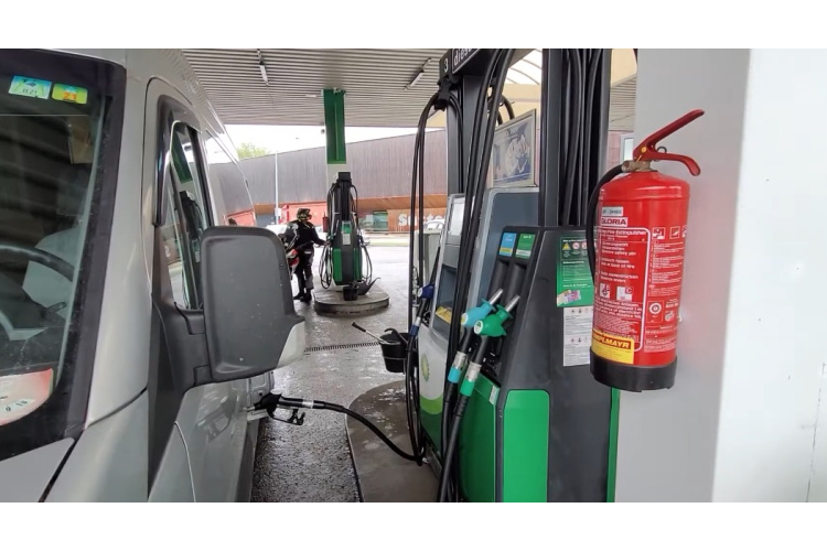 Degvielas cenas Latvijā gatavojas straujam lēcienam: kas mūs sagaida martā