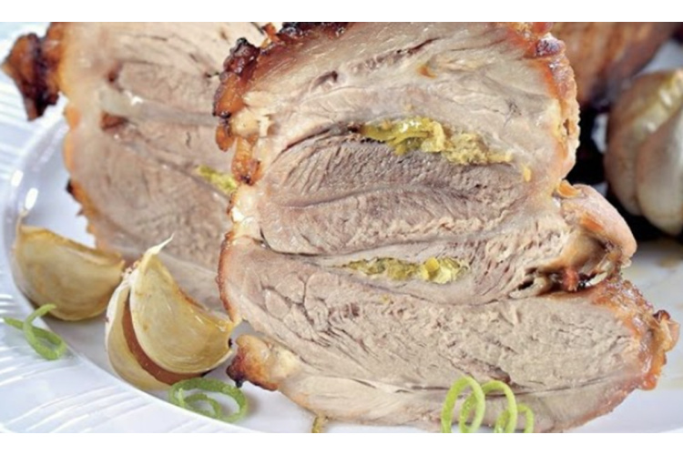 Sulīgs un aromātisks cepetis: cūkgaļas šķiņķis ar ingveru un ķiplokiem