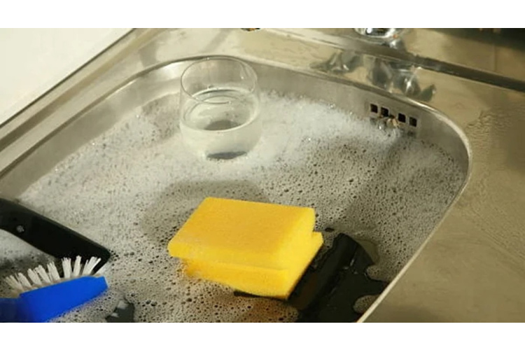 Kā mājas apstākļos efektīvi atbrīvot virtuves caurules no tauku nosēdumiem