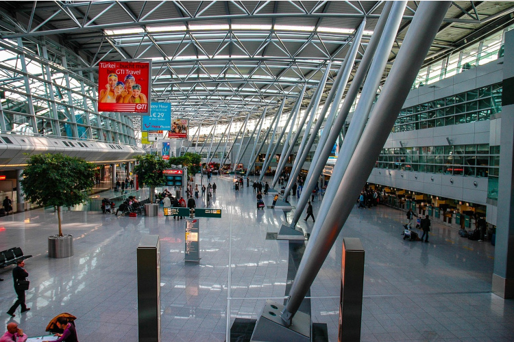 Apdrošinātāji sāk izmaksas par atceltajiem braucieniem: kas jāzina ceļotājiem krīzes situācijās