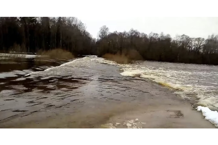 Upes iziet no krastiem: dzeltenais brīdinājums par plūdiem būs spēkā līdz pat otrdienai