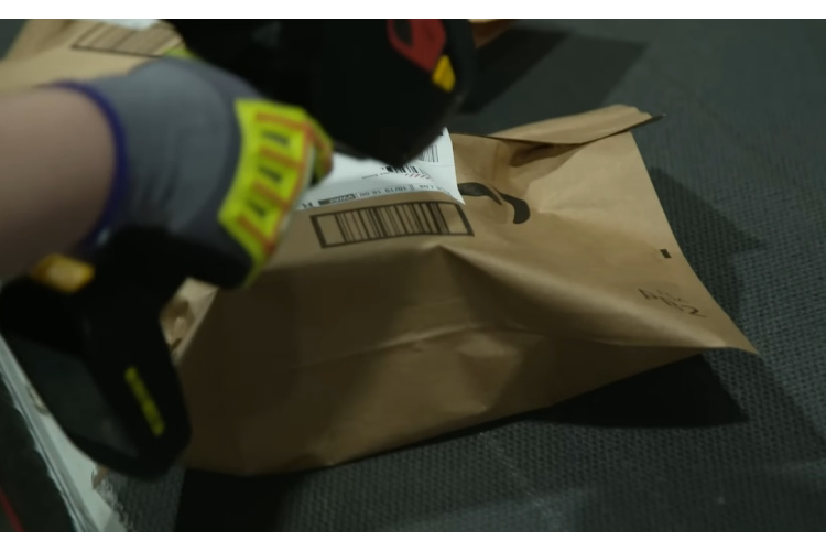 Jauni noteikumi veikalniekiem: kā jārīkojas, ja pircēja rokās nonāk nedroša prece