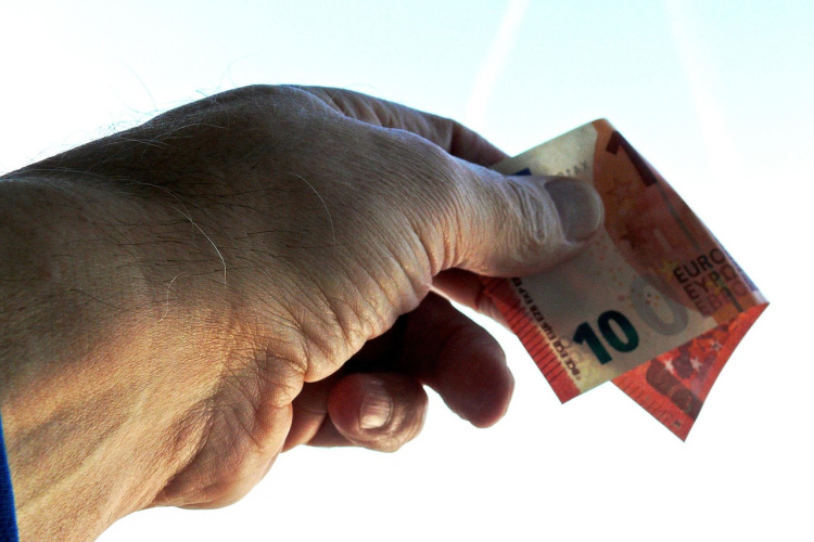 Jaunā kārtība no 1. aprīļa: kādus ienākumus drīkstēs apvienot ar bezdarbnieka pabalstu