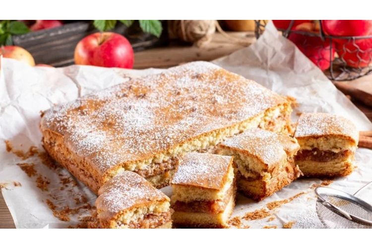 Lieldienu kārums no vienkāršām sastāvdaļām: ābolu pīrāgs bez sviesta un olām