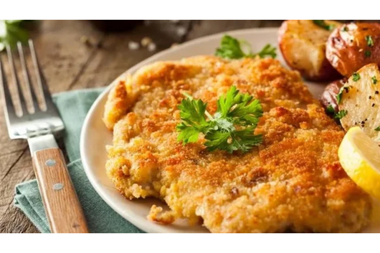 Sulīga mājas šnicele kartupeļu panējumā: klasiska padomju ēdnīcu recepte jaunā izpildījumā