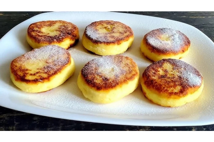 Mājas sīrņiki ar bērnības garšu: kā panākt vienmēr labu rezultātu