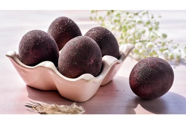 Lieldienu olu krāsošana ar sarkanvīnu: kā iegūt kristālisku un tumšu toni