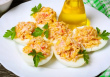 Gatavojam pildītas olas: vienkārša recepte ar krabju nūjiņām un sieru