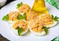 Gatavojam pildītas olas: vienkārša recepte ar krabju nūjiņām un sieru