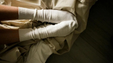 Vienkāršs paņēmiens pelēcīgu zeķu atsvaidzināšanai mājas apstākļos