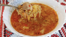 Aizkarpatu virtuves klasika: biezā kāpostu zupa ar krēmīgu tekstūru