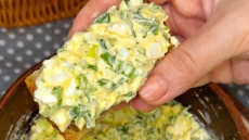 Klasiskā olu un zaļo lociņu smēriņš: vienkārša recepte ikdienas maltītēm