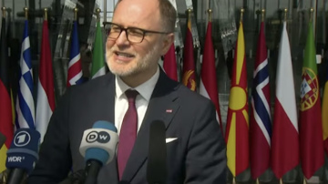 Saeima lēmusi par aizsardzības ministra Sprūda palikšanu amatā