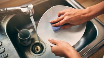 Slaucīt vai ļaut nožūt? Kāpēc trauku žāvēšanai ir lielāka nozīme, nekā šķiet