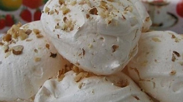 Kraukšķīgi un viegli bezē cepumi mājas apstākļos: vienkārša recepte ar riekstiem