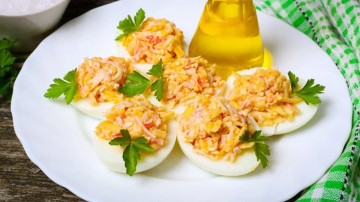 Gatavojam pildītas olas: vienkārša recepte ar krabju nūjiņām un sieru