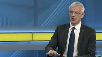 Bijušais Valsts kancelejas vadītājs tiesā noliedz vainu Kariņa lidojumu lietā