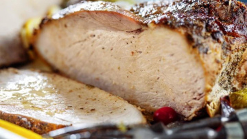 Cūkgaļas pagatavošana sīpolu mizās: kā iegūt kūpinājuma efektu mājas apstākļos