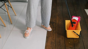 Efektīvs un vienkāršs paņēmiens grīdas segumu kopšanai bez liekiem tēriņiem