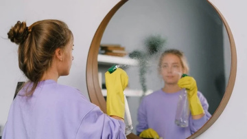 Praktiski ieteikumi spoguļu tīrīšanai: kā izvairīties no 7 biežākajām kļūdām