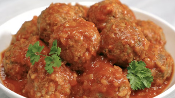 Mājas virtuves klasika: sulīgas gaļas bumbiņas tomātu mērcē