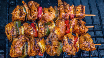 Sulīga šašlika pagatavošana: no gaļas izvēles līdz pareizai marinādei