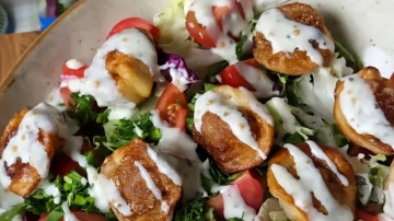 Kraukšķīgie pelmeņu salāti: neparasta kombinācija ikdienas galdam