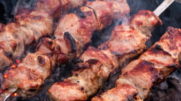 Ātrā šašlika marināde: kā sagatavot mīkstu gaļu vienas stundas laikā