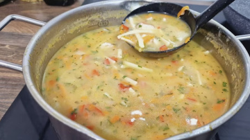 Mājas siltums bļodiņā: Turku vistas zupa, kas silda un spēcina