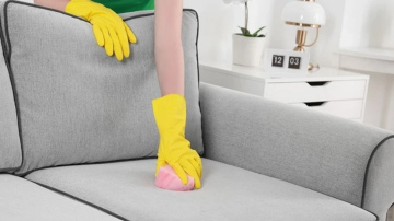 Praktiski padomi dīvāna tīrīšanai un atsvaidzināšanai mājas apstākļos