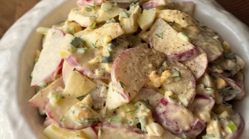 Gardie pavasara redīsu salāti ar olām un zaļumiem