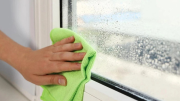 Logu tīrīšanas paņēmieni: no profesionāļu metodēm līdz neparastiem mājas līdzekļiem ar maizes izmantošanu