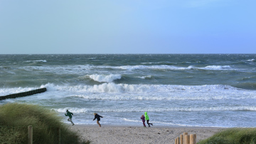 Nedēļas nogalē mainīsies laikapstākļi: vēja brāzmas sasniegs 20–26 metrus sekundē
