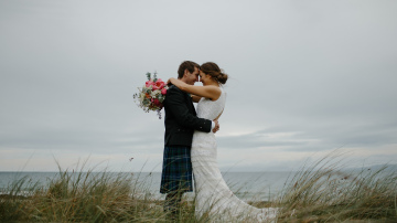 Kāzu dienas pavērsiens: kāpēc līgava neilgi pirms ceremonijas palūdza draudzenēm aiziet