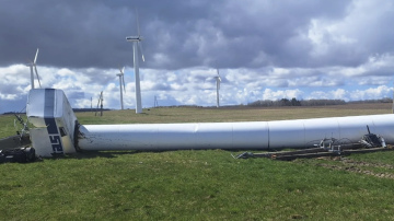 Vēja turbīnas avārija Dienvidkurzemē: fiksētie bojājumi un seku likvidēšana