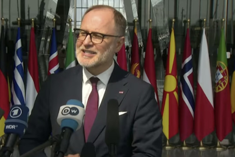 Saeima lēmusi par aizsardzības ministra Sprūda palikšanu amatā