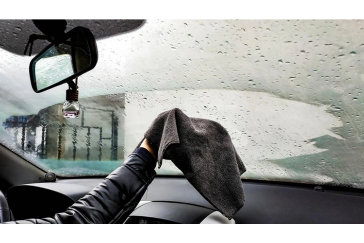 Kā efektīvi notīrīt auto vējstiklu no iekšpuses: vienkārši un lēti veidi