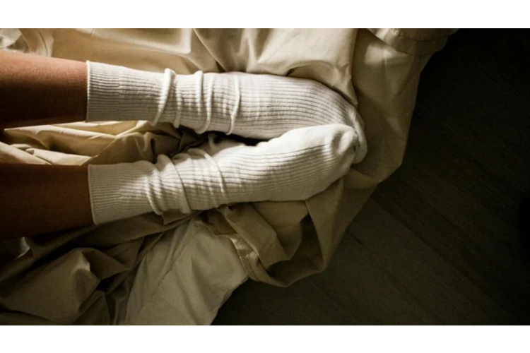 Vienkāršs paņēmiens pelēcīgu zeķu atsvaidzināšanai mājas apstākļos