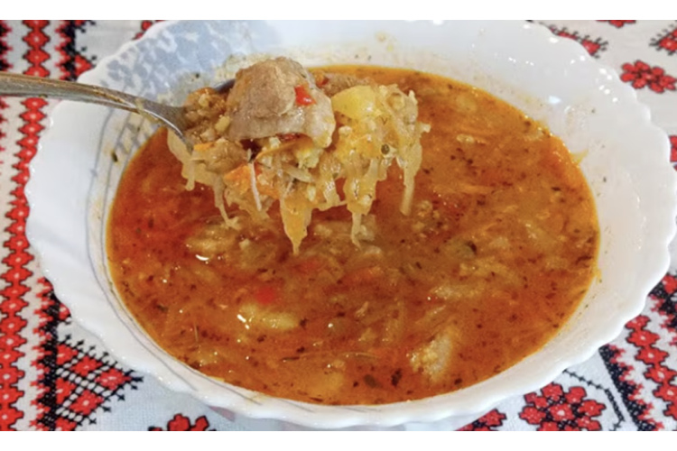 Aizkarpatu virtuves klasika: biezā kāpostu zupa ar krēmīgu tekstūru