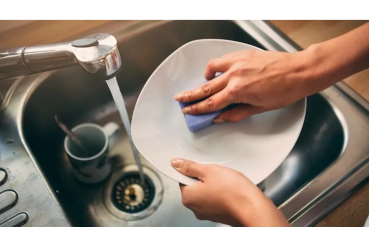 Slaucīt vai ļaut nožūt? Kāpēc trauku žāvēšanai ir lielāka nozīme, nekā šķiet