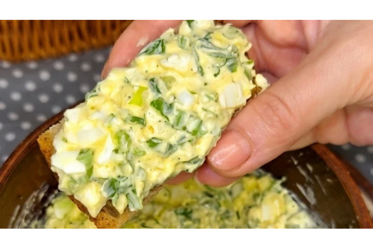 Klasiskā olu un zaļo lociņu smēriņš: vienkārša recepte ikdienas maltītēm