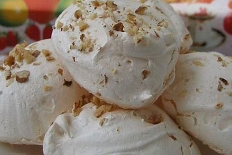 Kraukšķīgi un viegli bezē cepumi mājas apstākļos: vienkārša recepte ar riekstiem