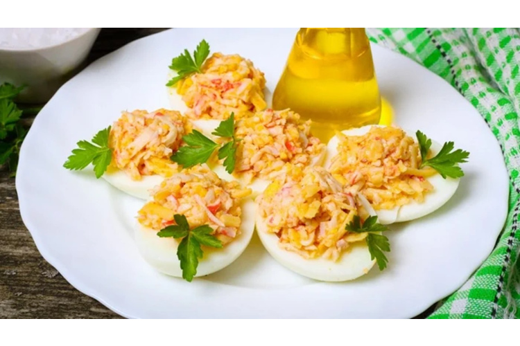 Gatavojam pildītas olas: vienkārša recepte ar krabju nūjiņām un sieru