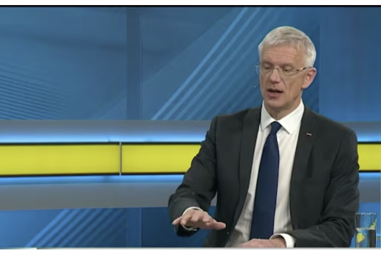 Bijušais Valsts kancelejas vadītājs tiesā noliedz vainu Kariņa lidojumu lietā