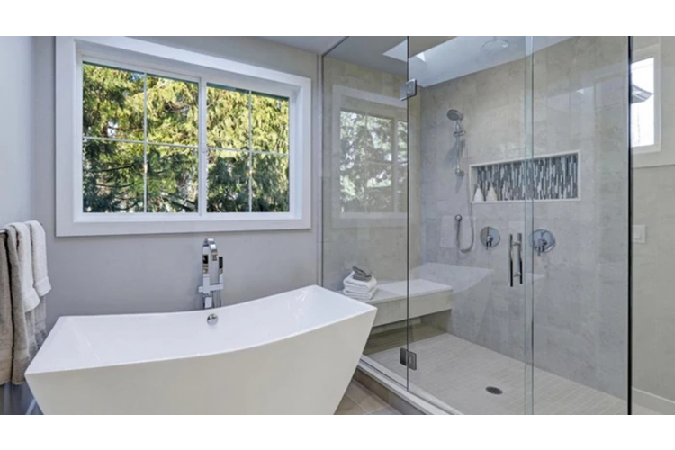 Efektīva metode dušas kabīnes stikla tīrīšanai bez specializētiem līdzekļiem