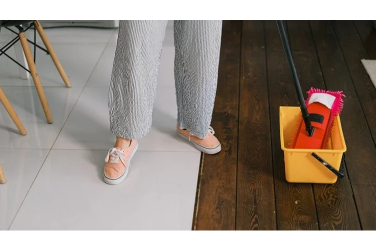 Efektīvs un vienkāršs paņēmiens grīdas segumu kopšanai bez liekiem tēriņiem