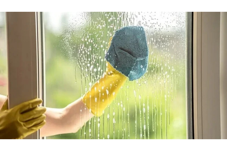 Alternatīvas metodes logu mazgāšanai: spirta un cietes šķīdumu efektivitāte